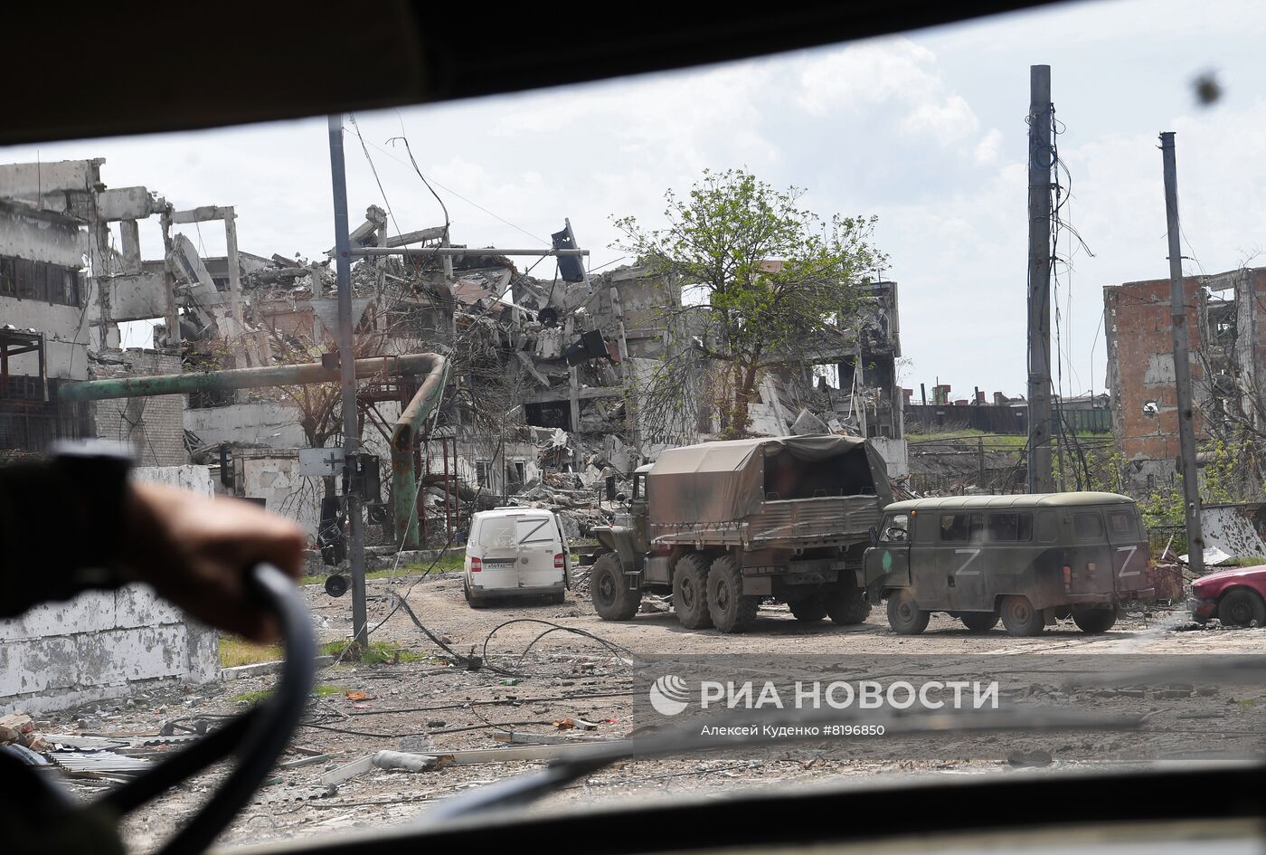 Разминирование территории комбината "Азовсталь" в Мариуполе