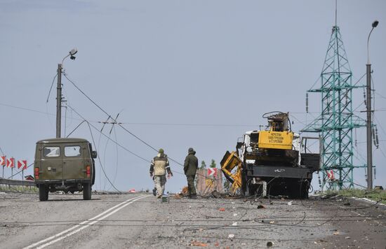 Разминирование территории комбината "Азовсталь" в Мариуполе