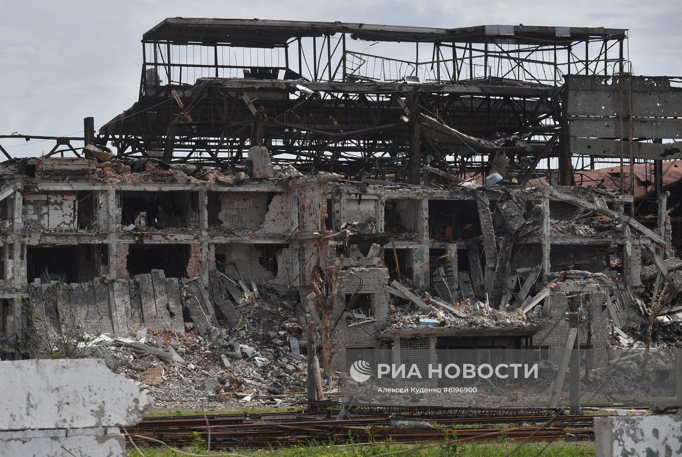 Разминирование территории комбината "Азовсталь" в Мариуполе