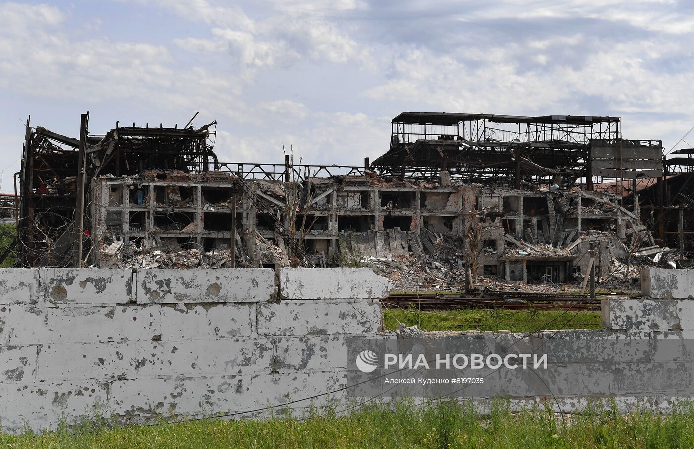 Разминирование территории комбината "Азовсталь" в Мариуполе