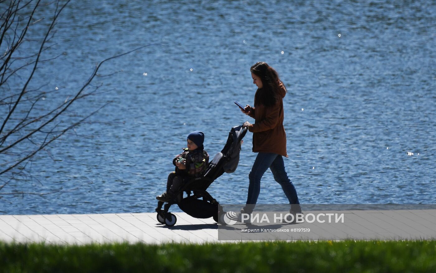 Благоустроенные зоны у воды в парках Москвы