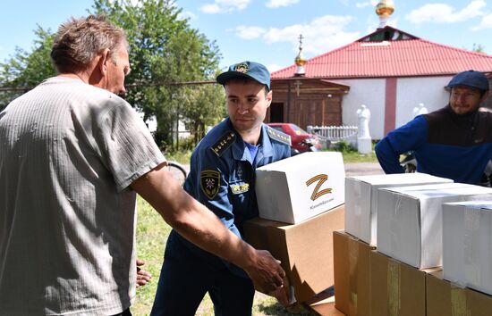 Раздача гумпомощи на освобожденных территориях в Донецкой области