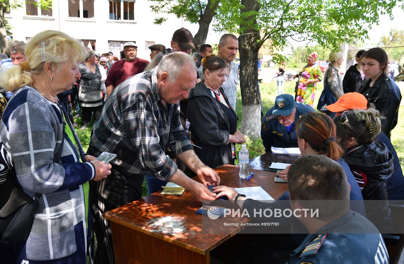 Раздача гумпомощи на освобожденных территориях в Донецкой области