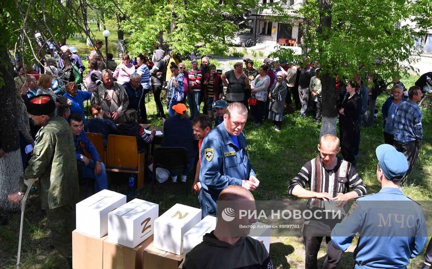 Раздача гумпомощи на освобожденных территориях в Донецкой области