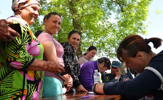 Раздача гумпомощи на освобожденных территориях в Донецкой области