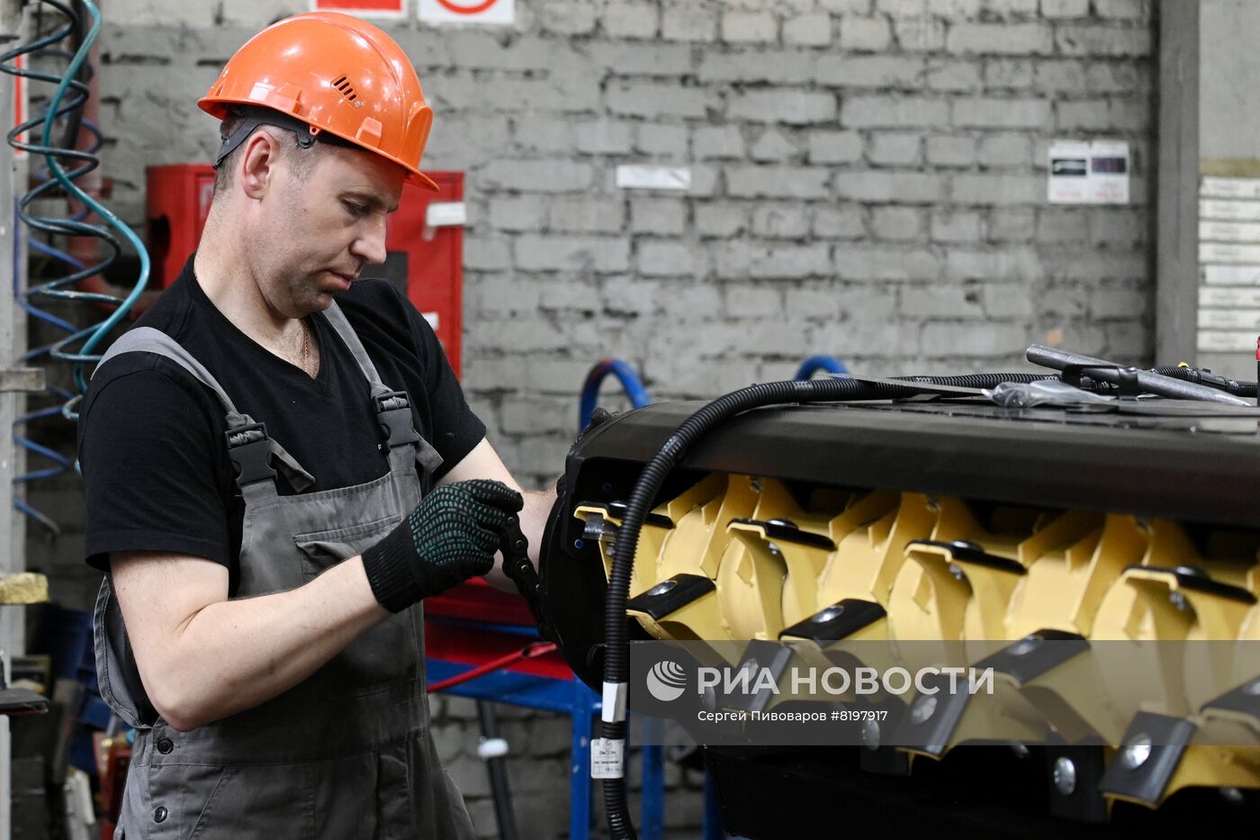 Производство сельхозтехники на заводе "Ростсельмаш"