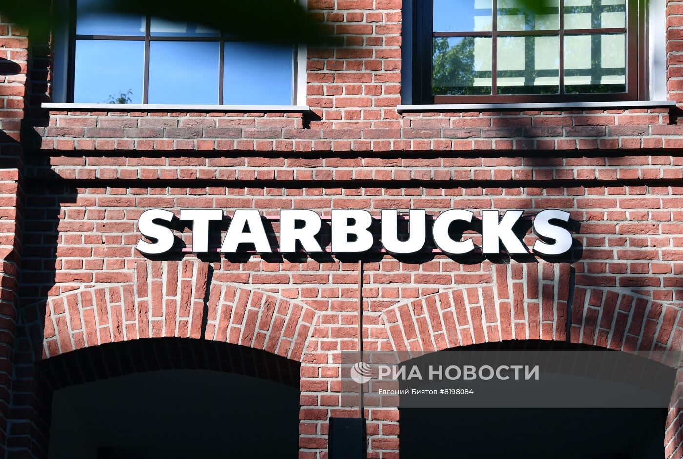 Starbucks и Levi's уходят с российского рынка