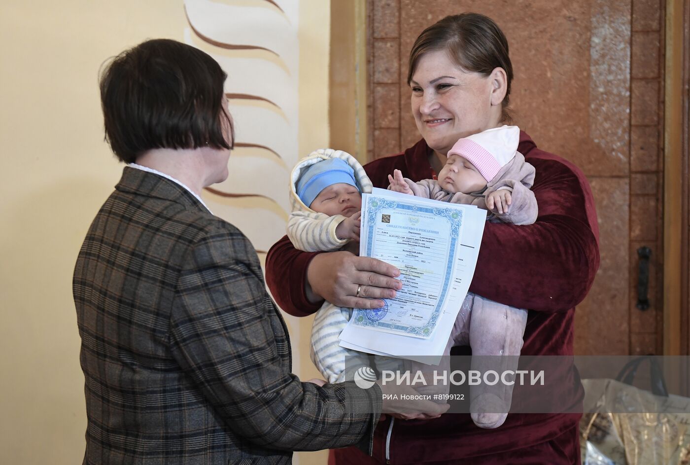 Выдача первых свидетельств о рождении образца ДНР под Мариуполем