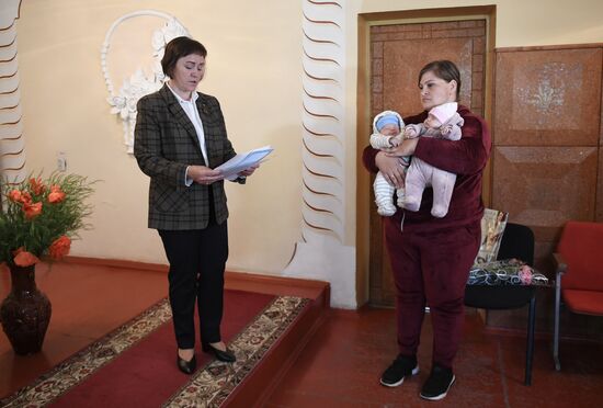 Выдача первых свидетельств о рождении образца ДНР под Мариуполем