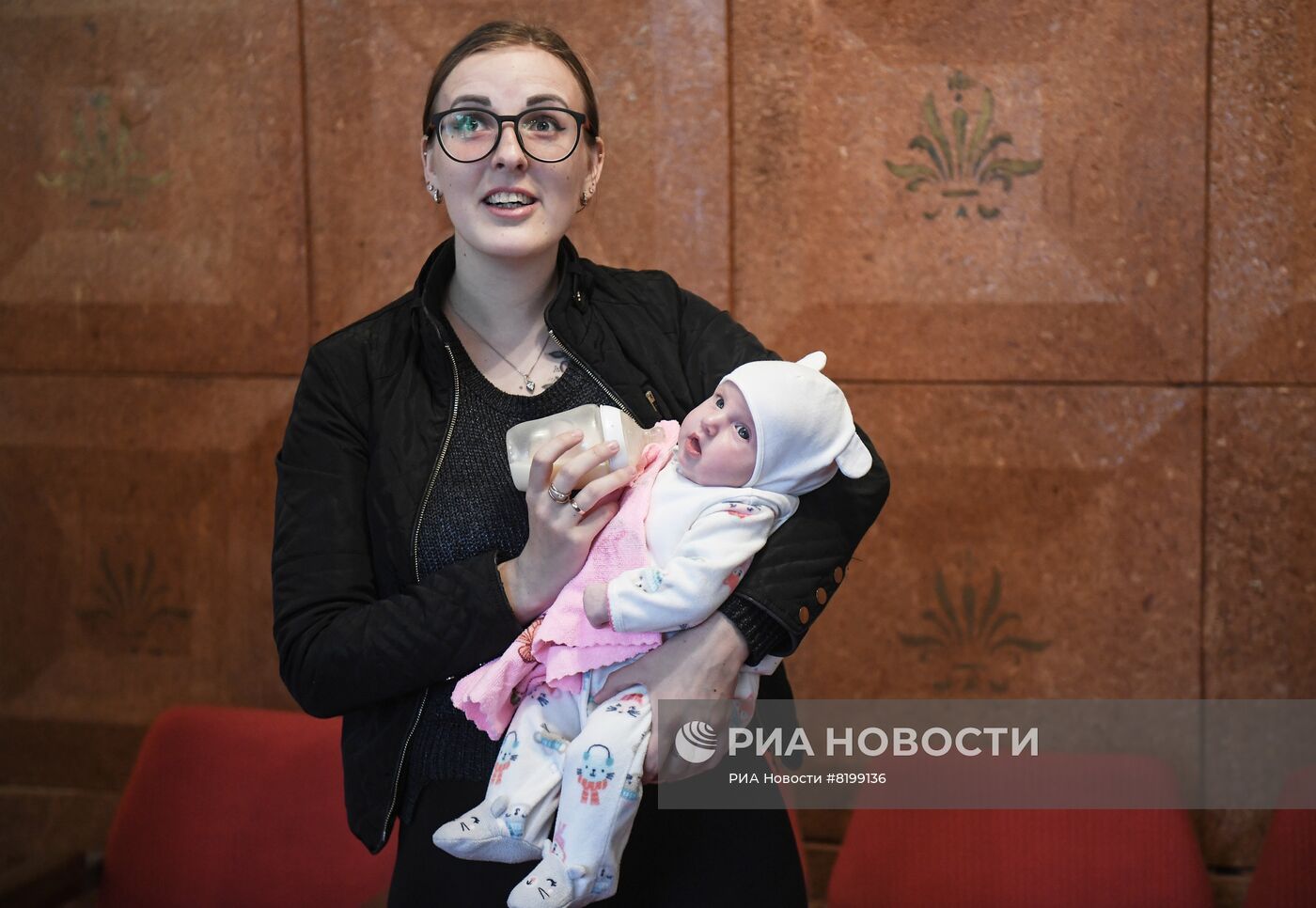 Выдача первых свидетельств о рождении образца ДНР под Мариуполем