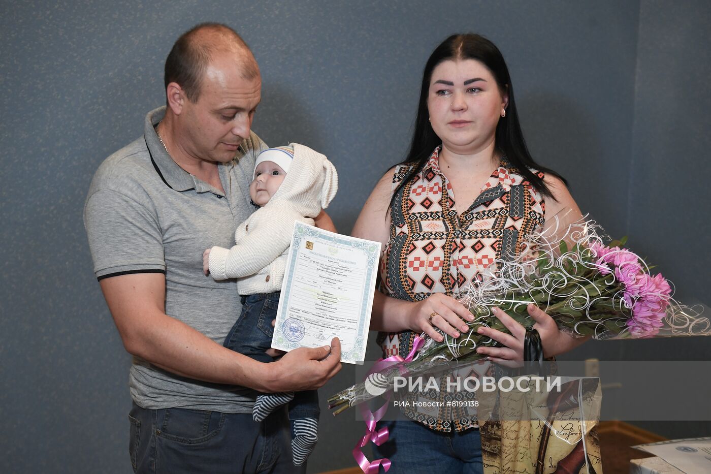 Выдача первых свидетельств о рождении образца ДНР под Мариуполем