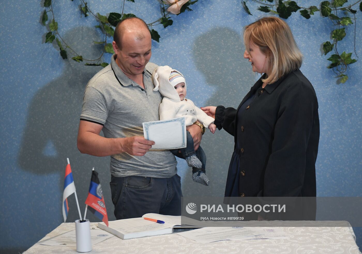 Выдача первых свидетельств о рождении образца ДНР под Мариуполем