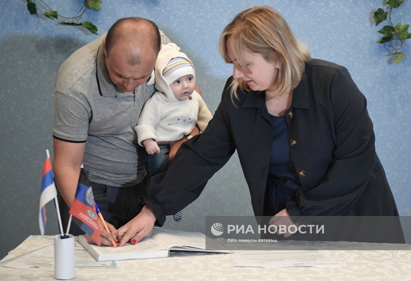 Выдача первых свидетельств о рождении образца ДНР под Мариуполем