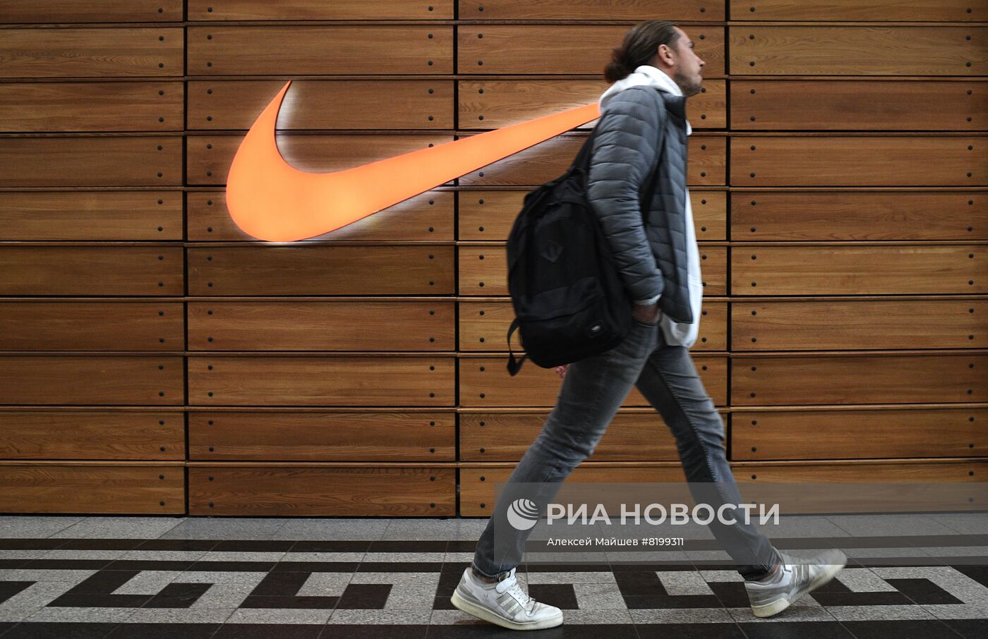 Бренды Nike и Marks&Spencer уходят из России