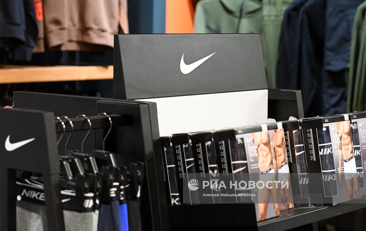 Бренды Nike и Marks&Spencer уходят из России