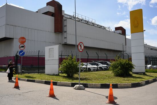 Со здания автозавода "Рено" в Москве демонтировали вывеску