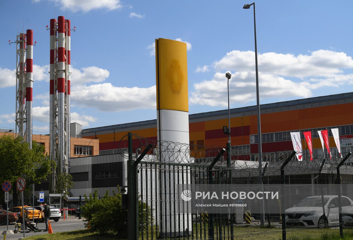 Со здания автозавода "Рено" в Москве демонтировали вывеску