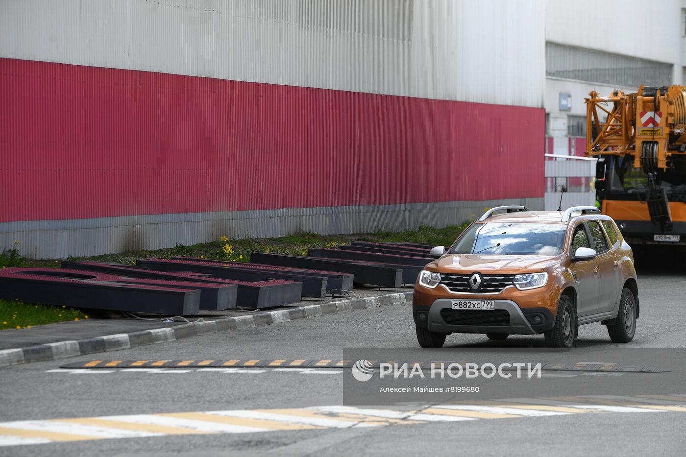 Со здания автозавода "Рено" в Москве демонтировали вывеску