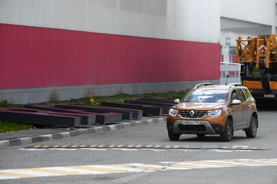 Со здания автозавода "Рено" в Москве демонтировали вывеску