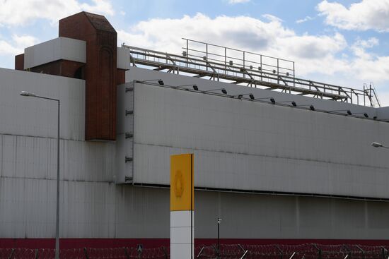 Со здания автозавода "Рено" в Москве демонтировали вывеску