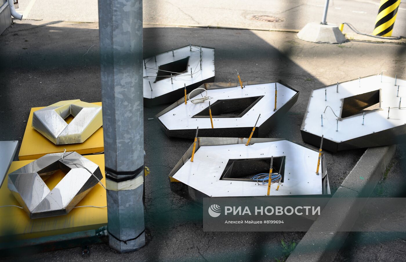 Со здания автозавода "Рено" в Москве демонтировали вывеску