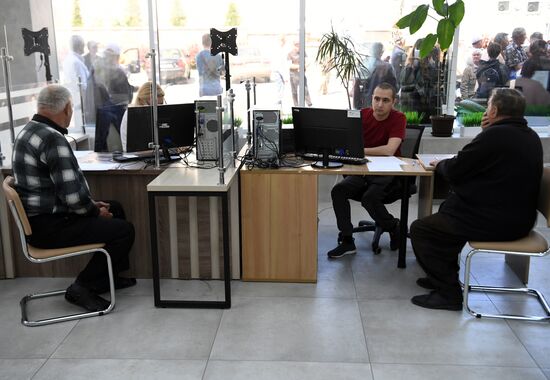 Жители Мелитополя начали получать единовременные выплаты в рублях