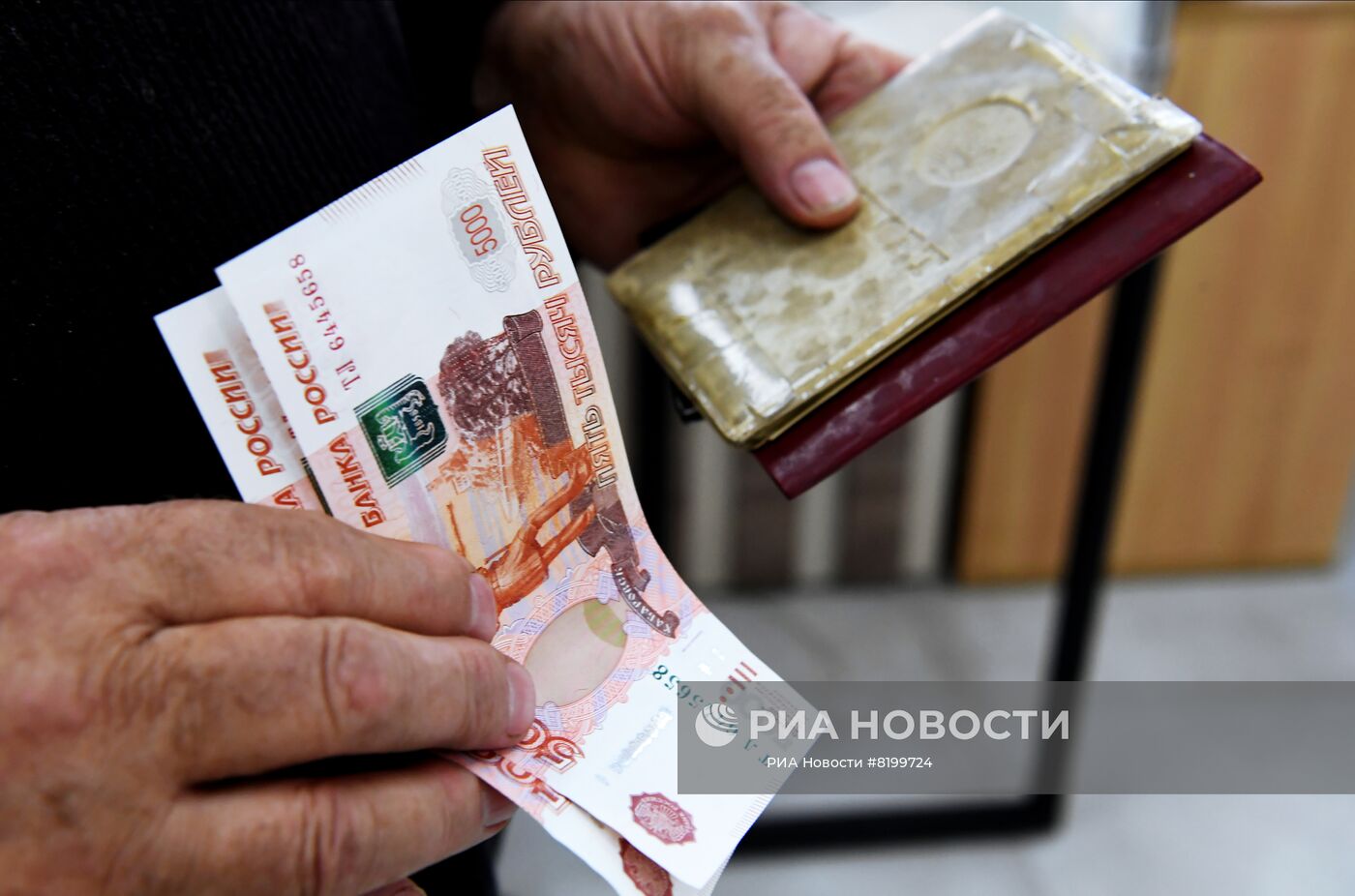 Жители Мелитополя начали получать единовременные выплаты в рублях