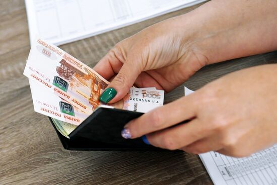 Жители Мелитополя начали получать единовременные выплаты в рублях