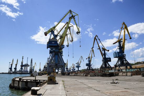 Порт в Мариуполе после разминирования начал функционировать в штатном режиме