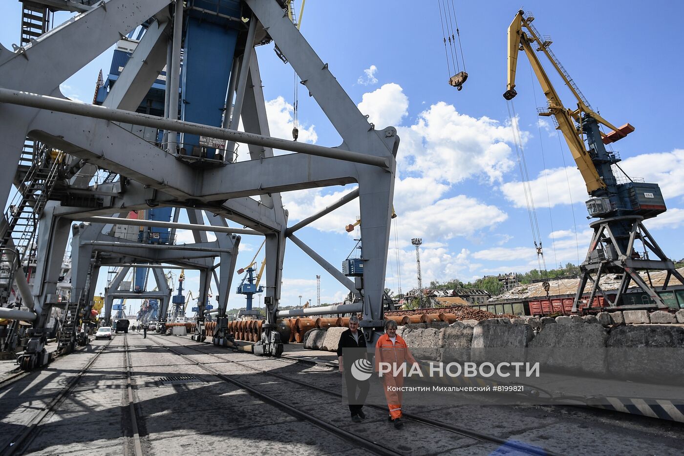 Порт в Мариуполе после разминирования начал функционировать в штатном режиме
