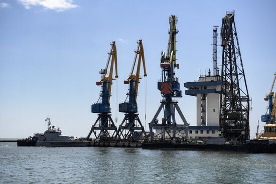 Порт в Мариуполе после разминирования начал функционировать в штатном режиме
