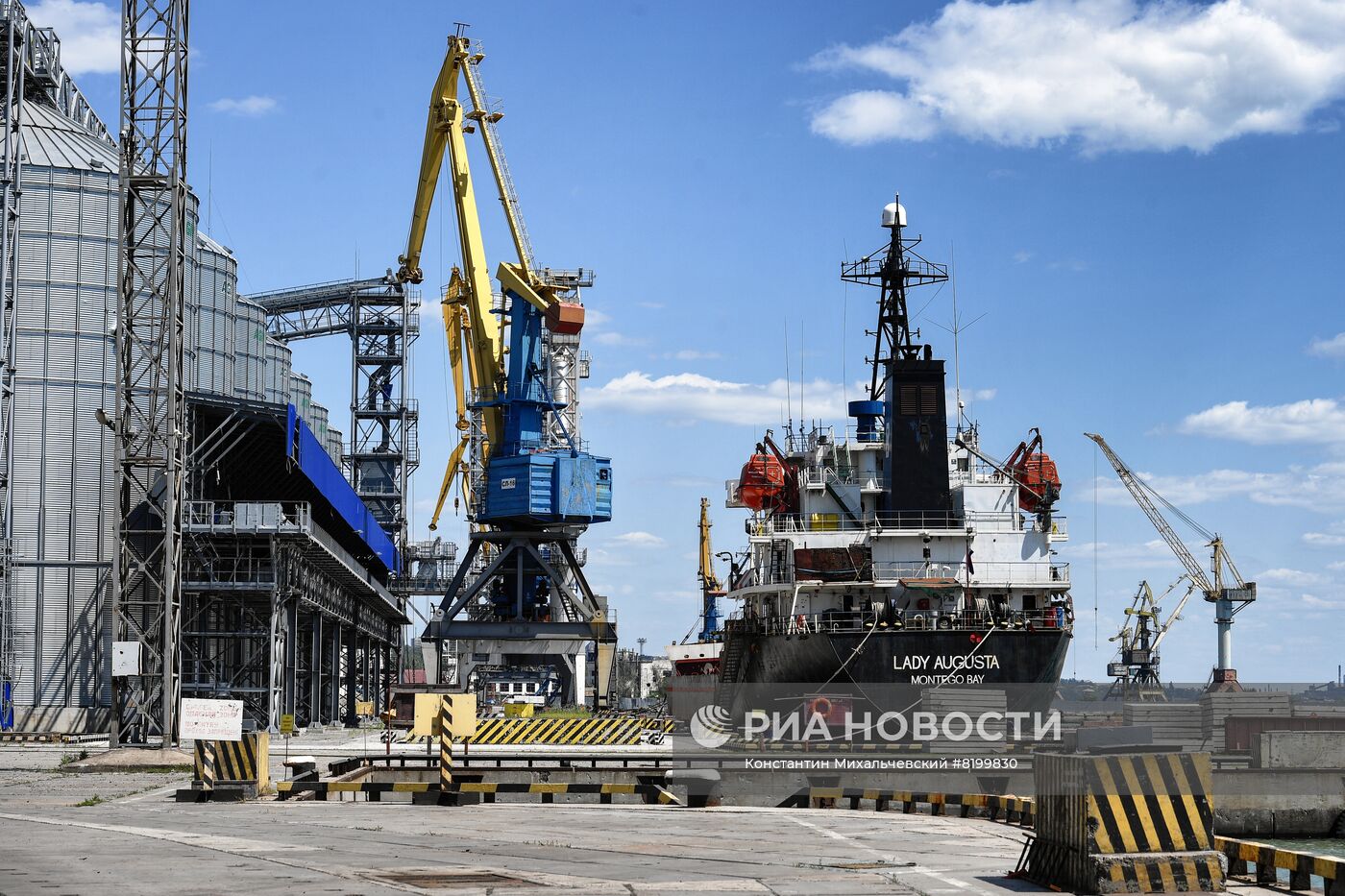 Порт в Мариуполе после разминирования начал функционировать в штатном режиме
