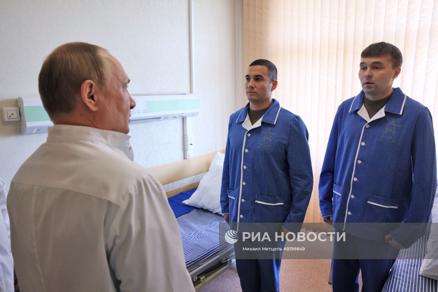 Президент РФ В. Путин посетил военный госпиталь имени П. В. Мандрыка