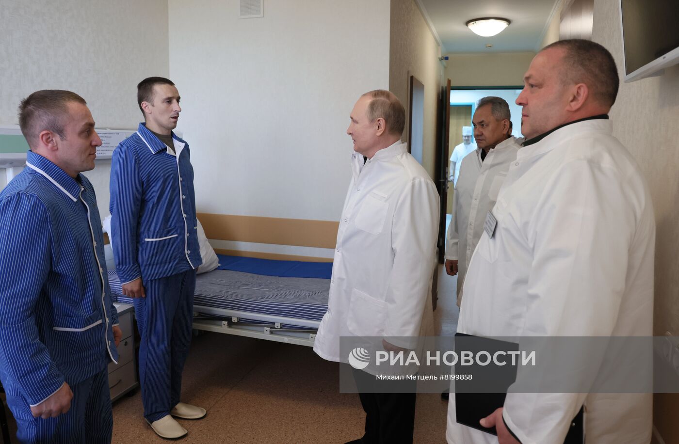 Президент РФ В. Путин посетил военный госпиталь имени П. В. Мандрыка
