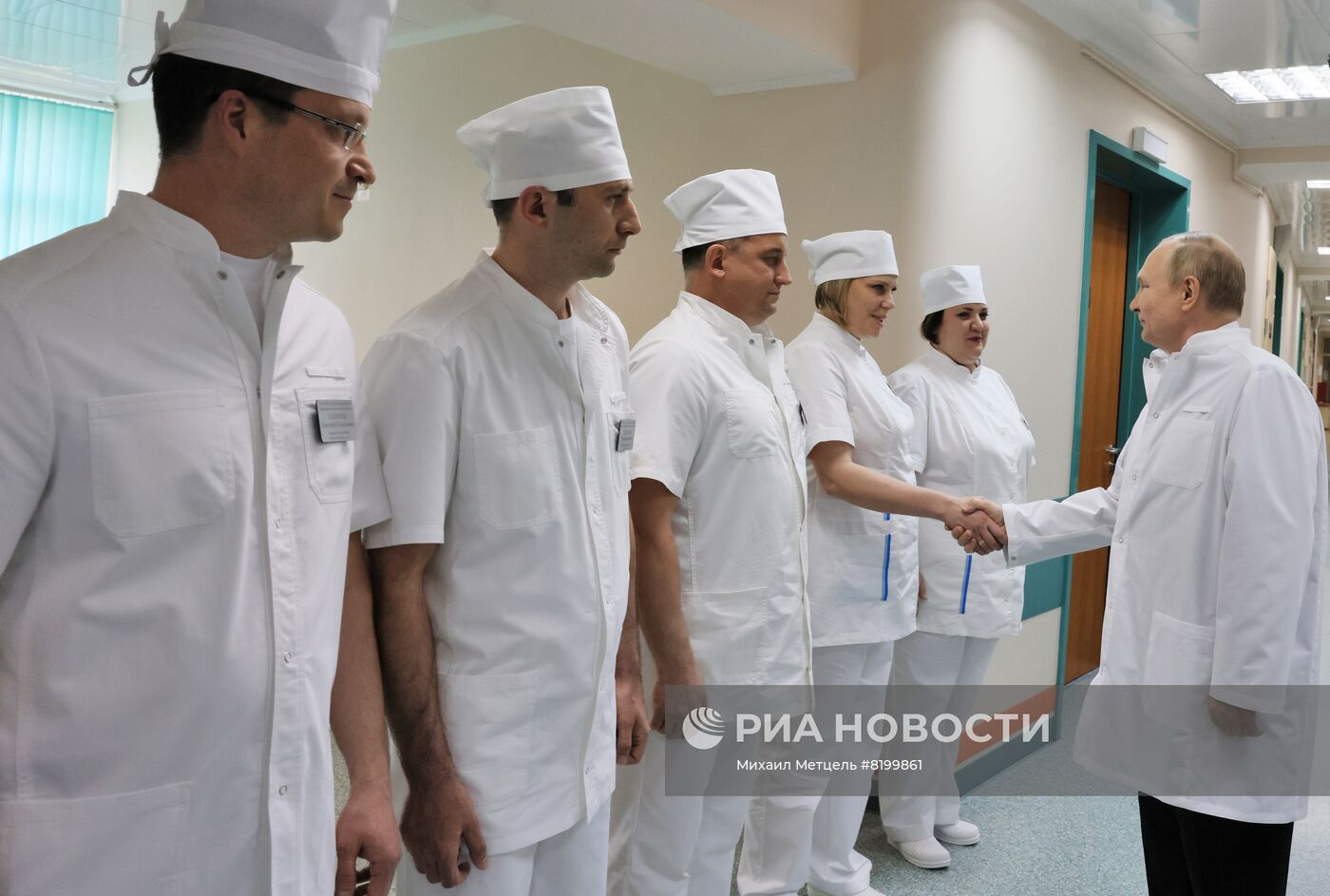 Президент РФ В. Путин посетил военный госпиталь имени П. В. Мандрыка