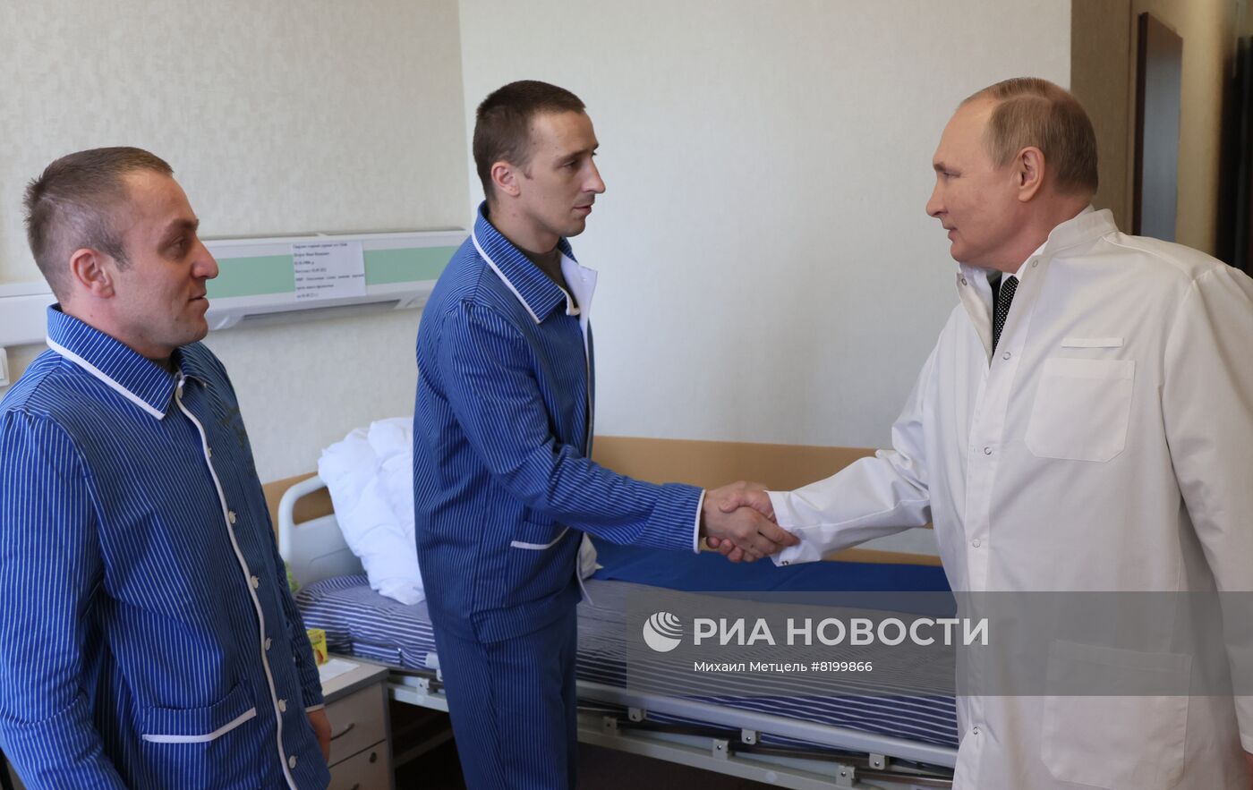 Президент РФ В. Путин посетил военный госпиталь имени П. В. Мандрыка