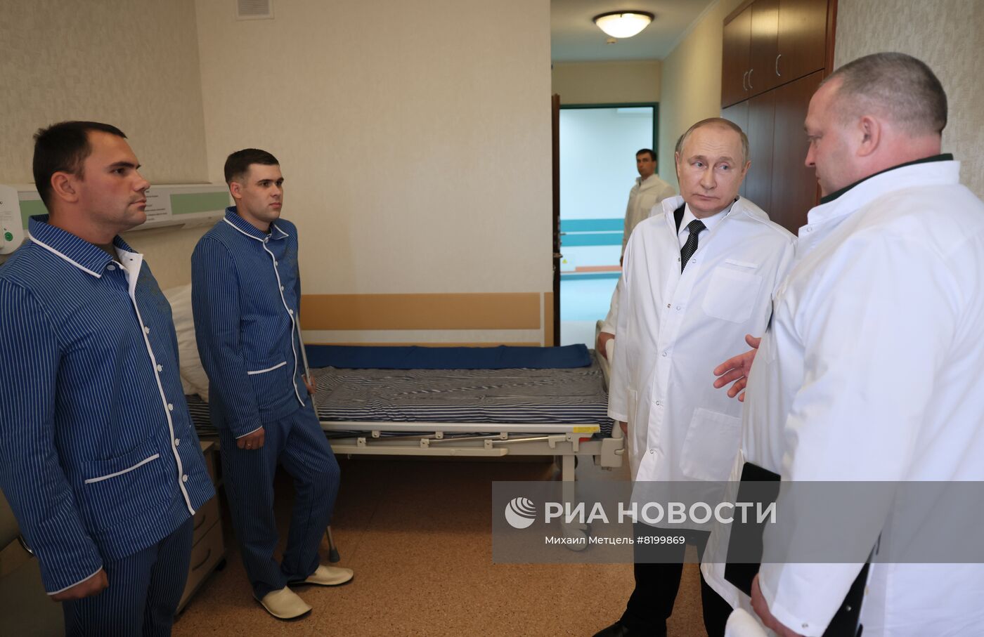 Президент РФ В. Путин посетил военный госпиталь имени П. В. Мандрыка