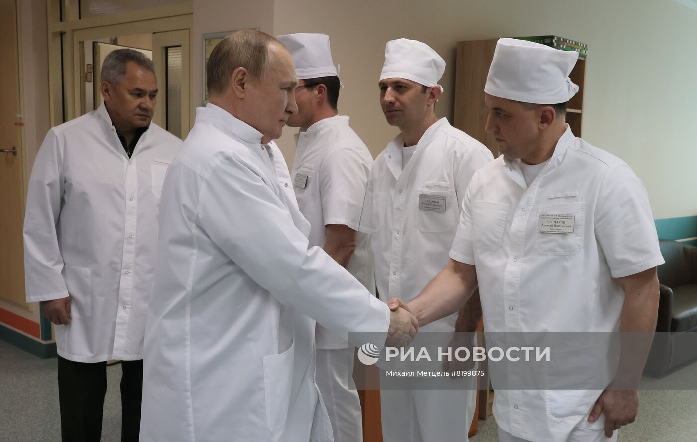 Президент РФ В. Путин посетил военный госпиталь имени П. В. Мандрыка