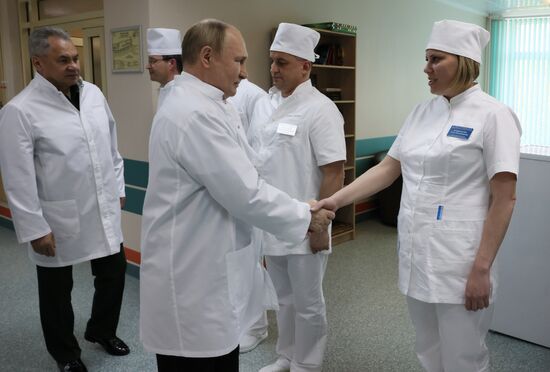 Президент РФ В. Путин посетил военный госпиталь имени П. В. Мандрыка