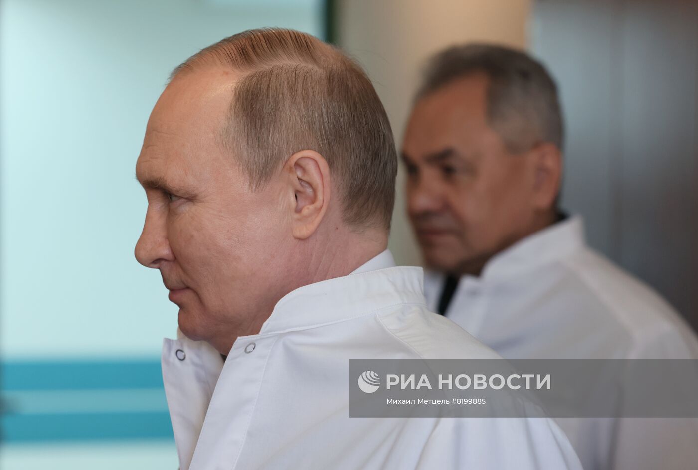 Президент РФ В. Путин посетил военный госпиталь имени П. В. Мандрыка