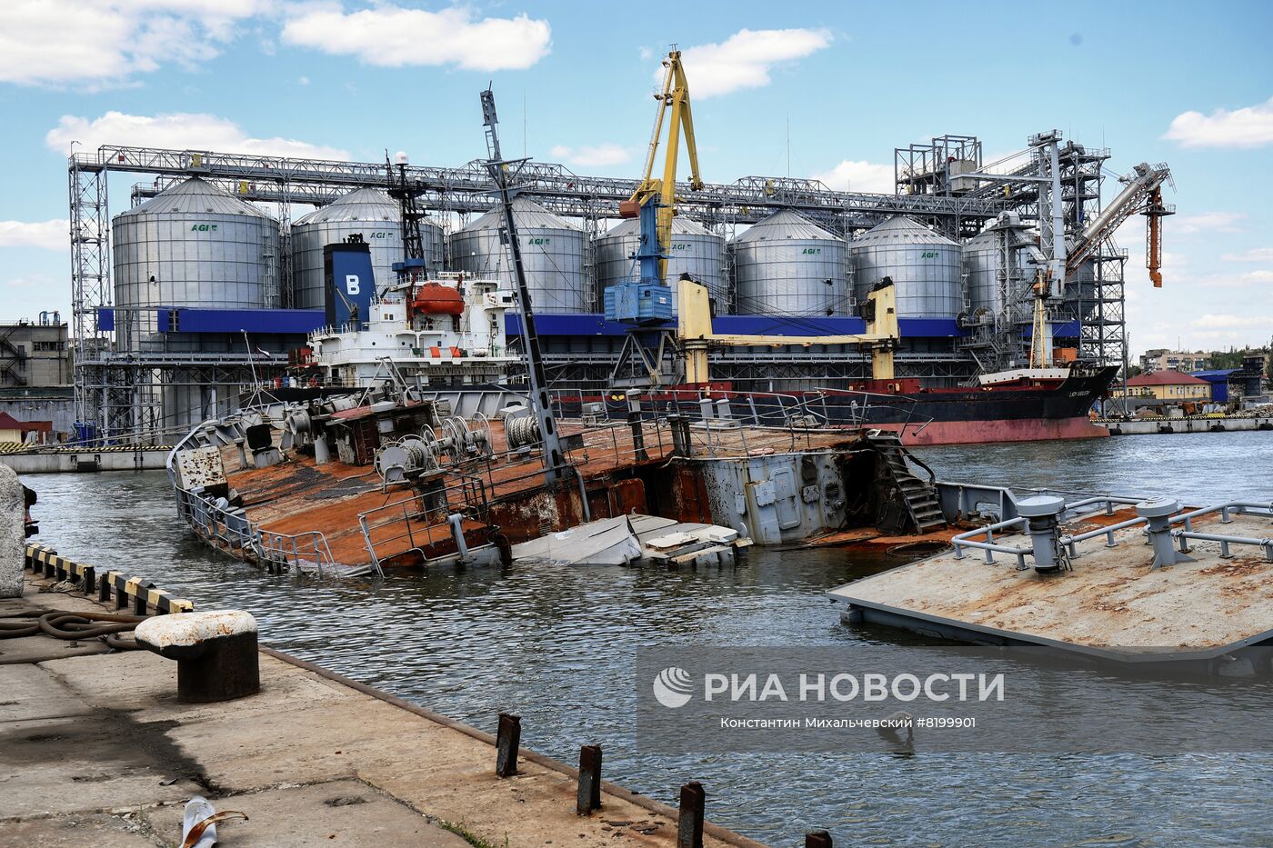 Порт в Мариуполе после разминирования начал функционировать в штатном режиме
