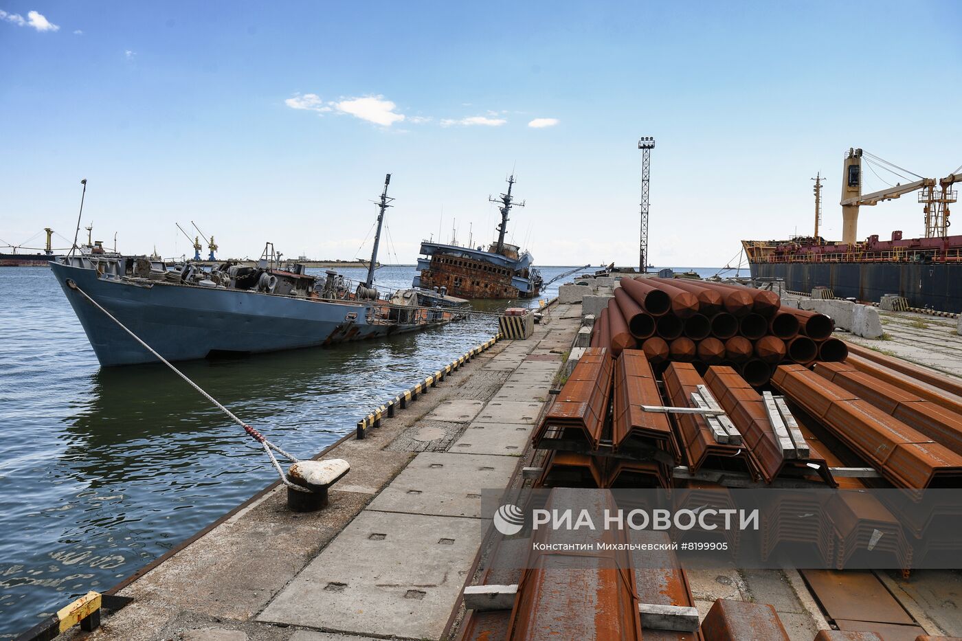 Порт в Мариуполе после разминирования начал функционировать в штатном режиме