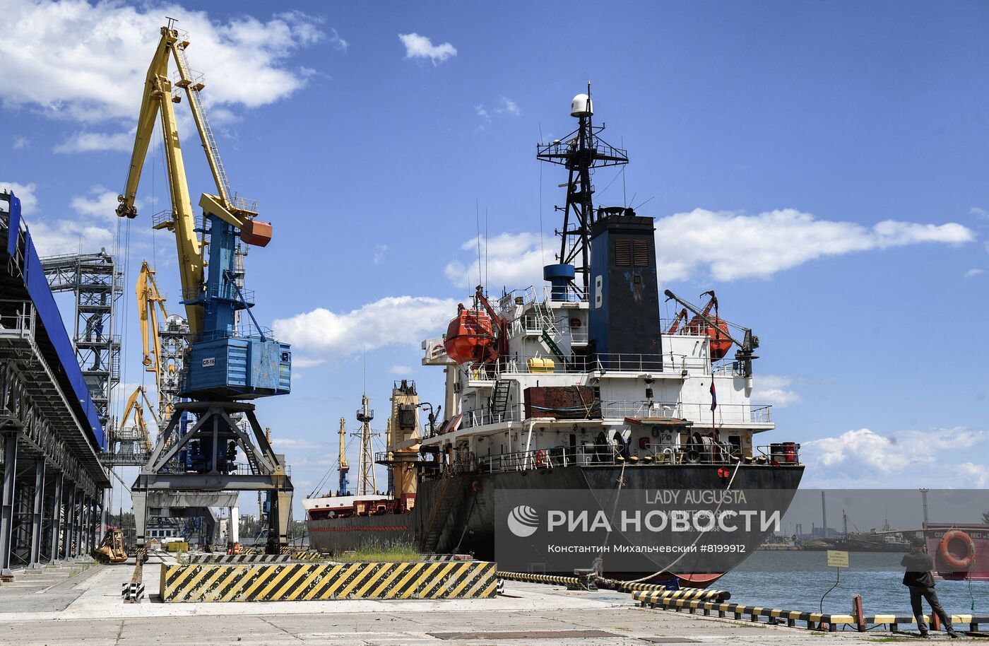 Порт в Мариуполе после разминирования начал функционировать в штатном режиме