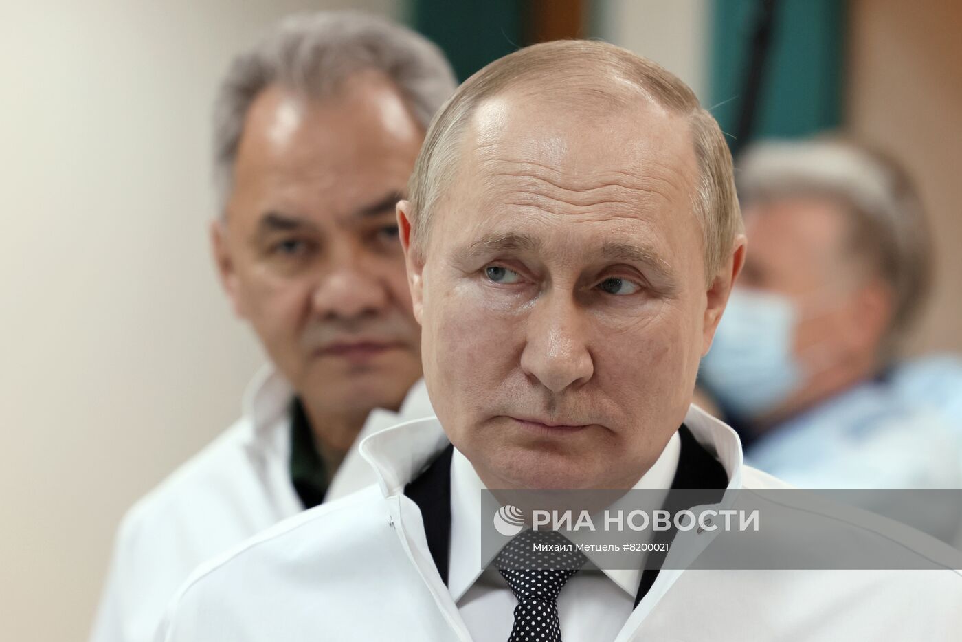 Президент РФ В. Путин посетил военный госпиталь имени П. В. Мандрыка