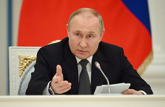 Президент РФ В. Путин провел заседание президиума Госсовета