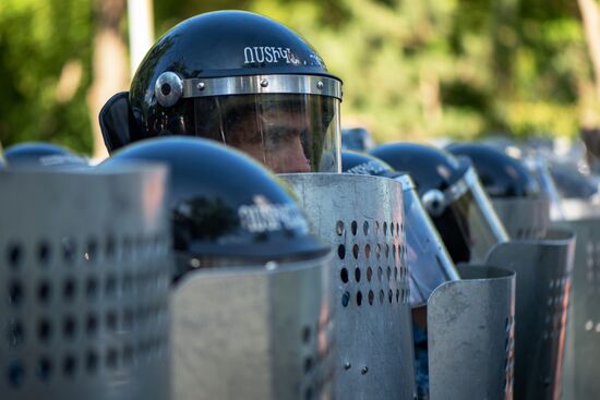 Оппозиция продолжает митинги в Ереване