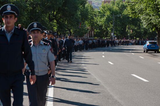 Оппозиция продолжает митинги в Ереване