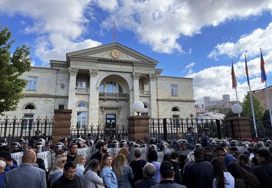 Оппозиция продолжает митинги в Ереване