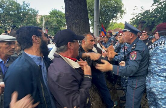 Оппозиция продолжает митинги в Ереване