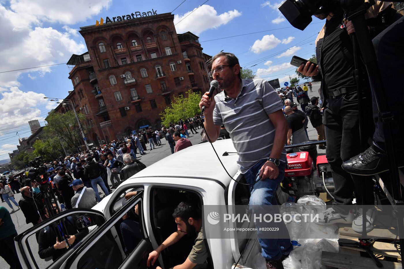 Оппозиция продолжает митинги в Ереване